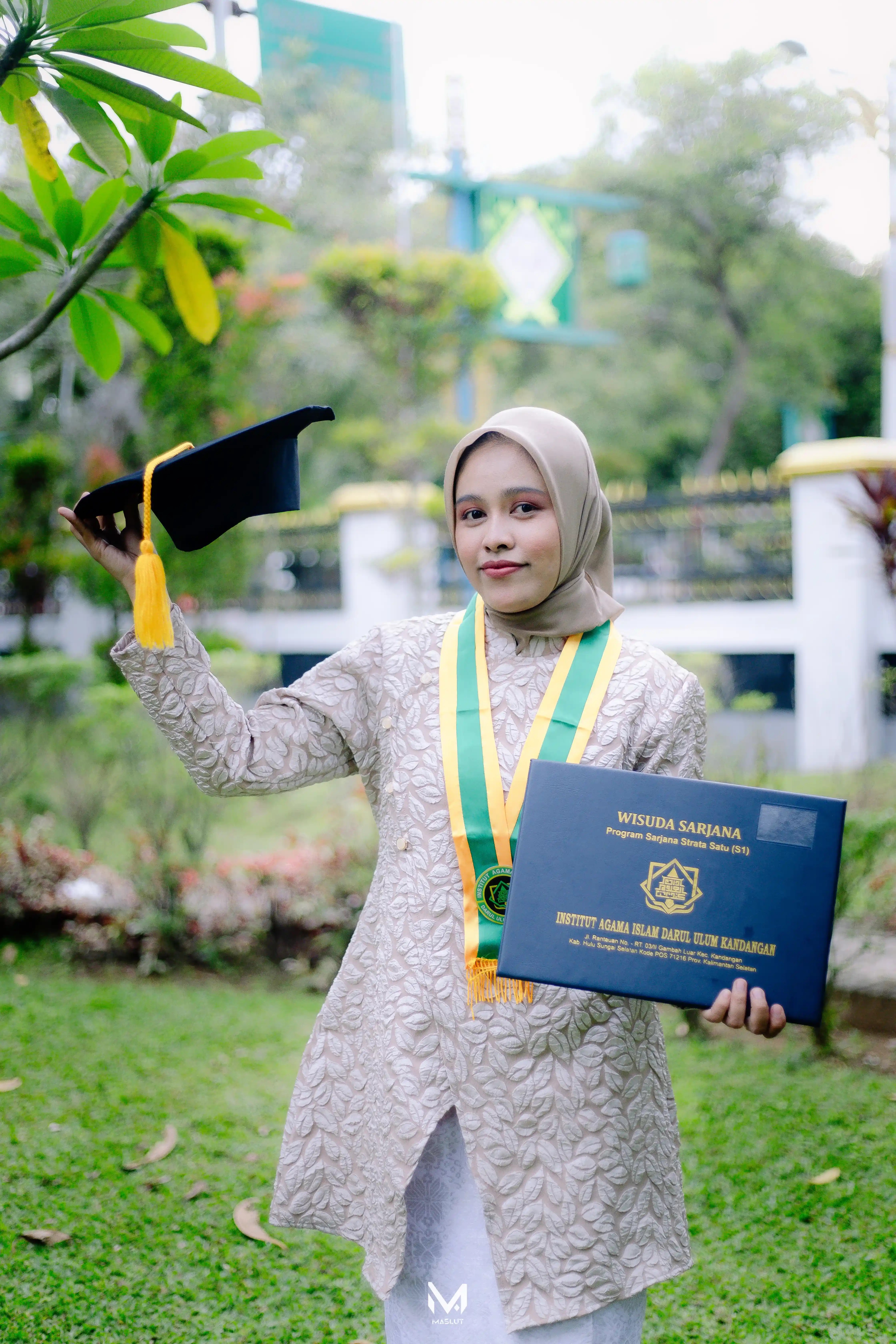 Graduation Pose